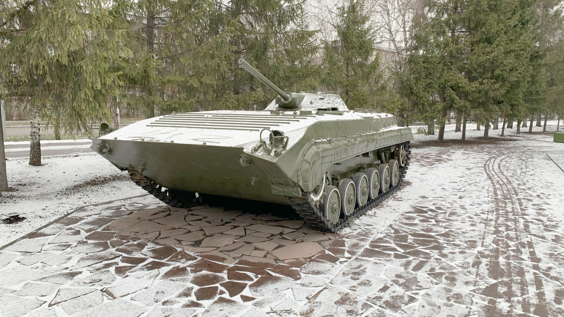 Гусеничная машина БМП-2